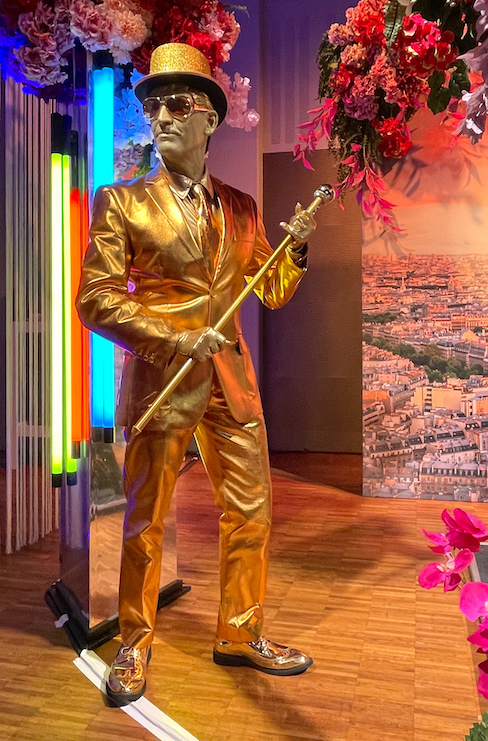 Alexander Simon als goldenen Statue