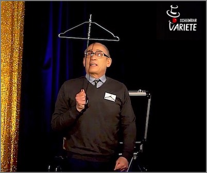 Kleiderbuegel Sketch in der Scheinbar in Berlin