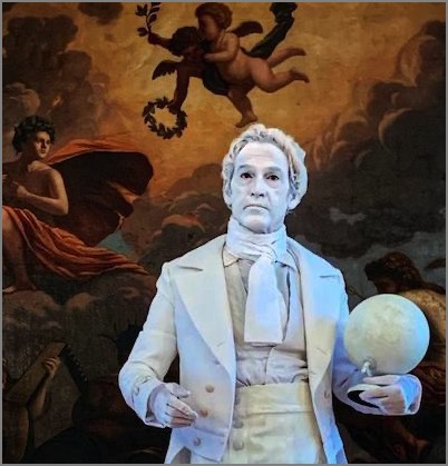 Alexander Simon als Statue in der Figur Alexanders von Humboldt