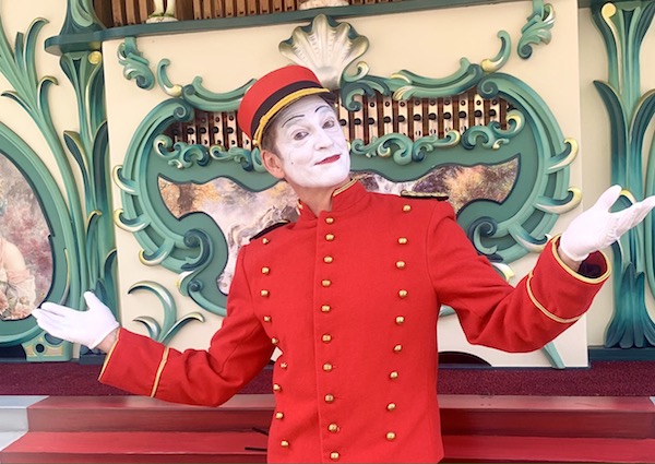 Pantomime im rotem Kostüm