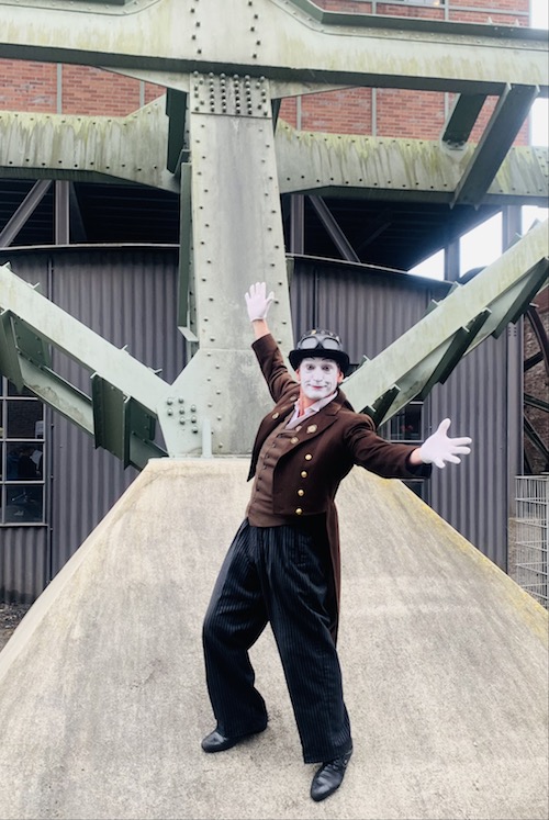 Pantomime zum Thema Steampunk