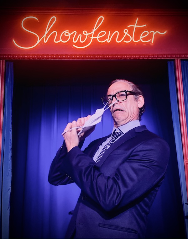 Slapstick  mit einer Coronamaske